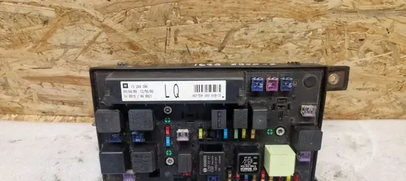 Opel Zafira B Fuse module 13268306
