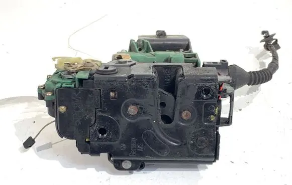Volkswagen PASSAT B5.5 Rear door lock 3B4839015M