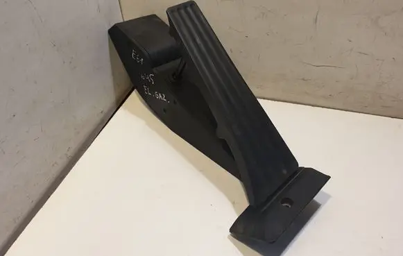 Accelerator throttle pedal