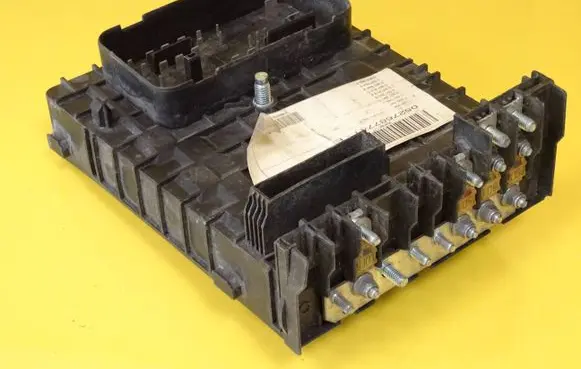 Volkswagen Touran I Fuse module 1K0937125
