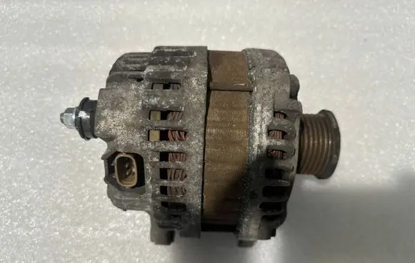 Nissan Juke I F15 Generator/alternator 23100BV80A
