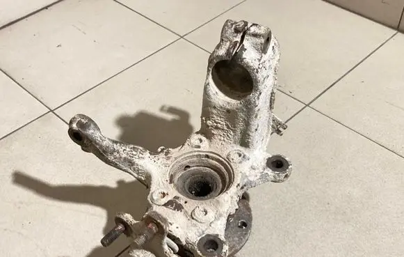 Volkswagen Touran I Front wheel hub spindle knuckle