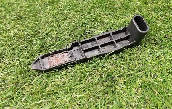 Headlight/headlamp mounting bracket