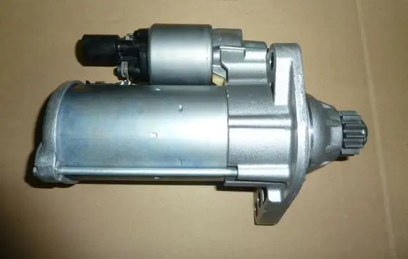 Volkswagen Golf V Starter motor 0001179514