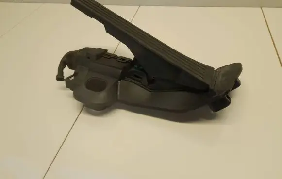 Volkswagen Golf V Accelerator throttle pedal 1K2723503M 6PV00874501