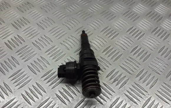 Volkswagen PASSAT B5.5 Fuel injector 038130073AG