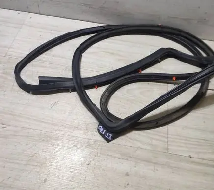 Suzuki Vitara (LY) Rubber seal rear door 