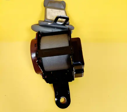 Middle seatbelt (rear)