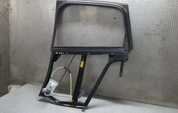 Rear door manual window regulator