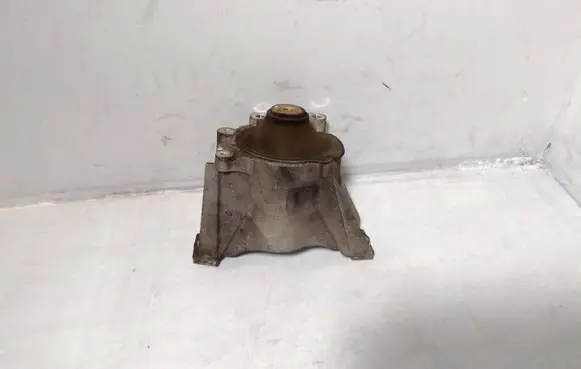 Honda CR-V Engine mount bracket