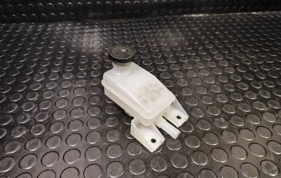 Brake fluid reservoir