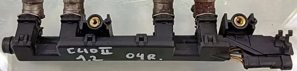 Renault Clio II Fuel injector supply line/pipe 8200365996873774