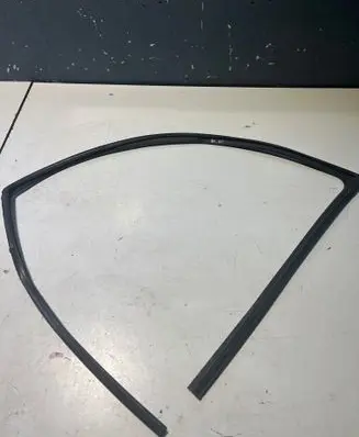 Renault Kadjar Rubber seal front door window/glass 