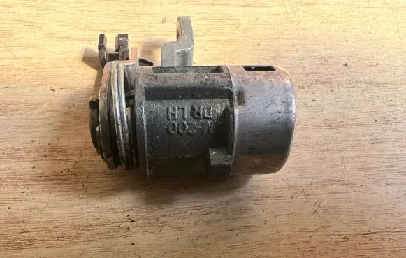 Chevrolet Matiz Front door lock (next to the handle) 