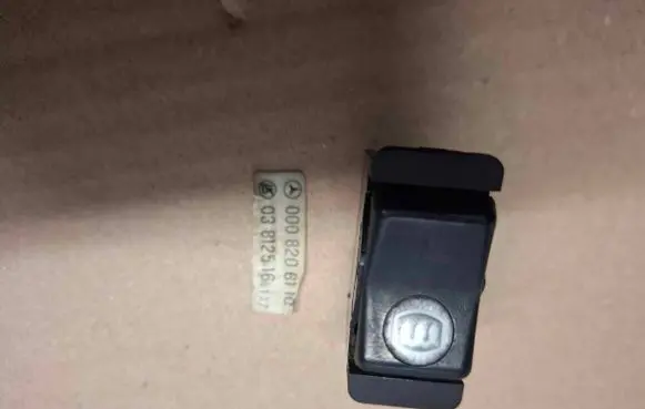 Mercedes-Benz W123 Windscreen/window heater switch 0008206110 03812516