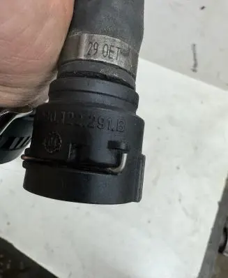 Audi Q7 4L Engine coolant pipe/hose 3B0122291B