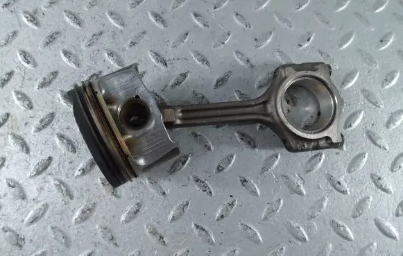 Dacia Sandero III Piston with connecting rod 120103274R 121003320R