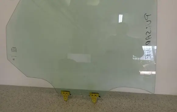 Nissan Pulsar Sliding door window/glass 