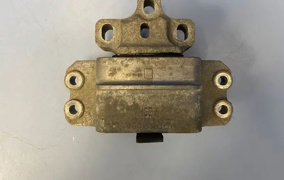 Volkswagen PASSAT B6 Engine mount bracket 3C0199555