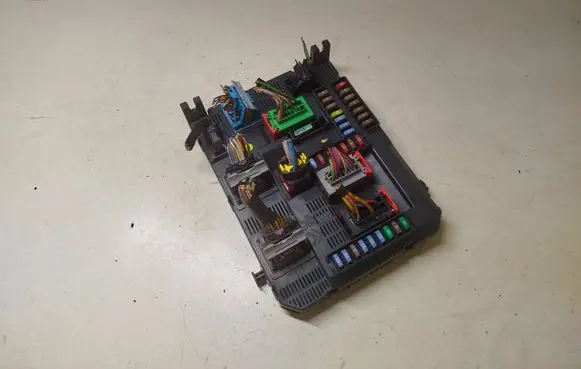 Peugeot 208 I Fuse module 9678355980