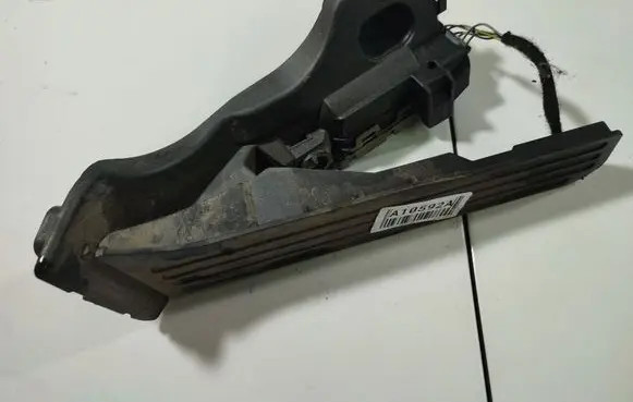 Accelerator throttle pedal