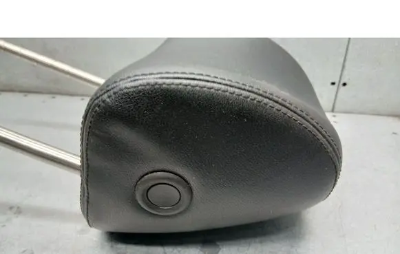 Volkswagen PASSAT B6 Front seat headrest 