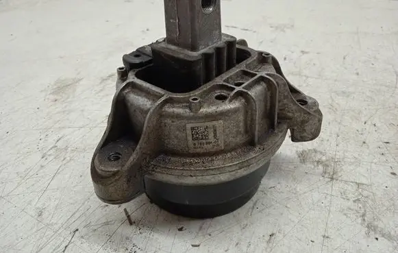 BMW 5 F10 F11 Engine mount bracket 678560101
