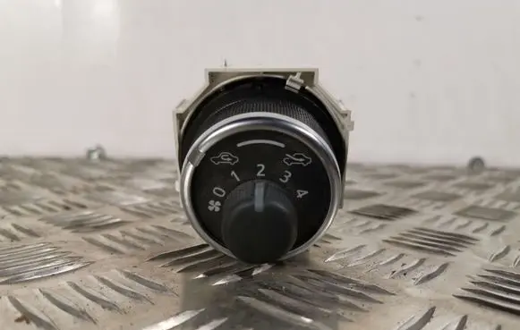 Toyota Yaris Climate control unit 75F240