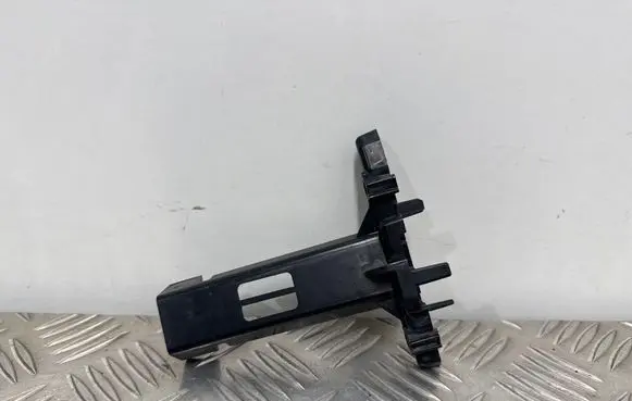 Front bumper mounting bracket