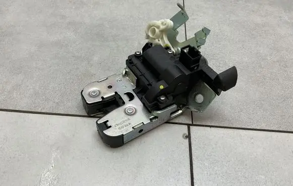 Audi A4 S4 B9 Tailgate/trunk/boot lock/catch/latch 8W0827503