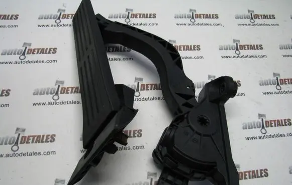 Accelerator throttle pedal