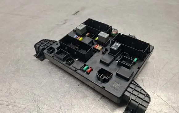 Opel Astra J Fuse module 13302301 365927271