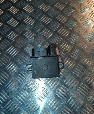 BMW 1 E81 E87 Glow plug pre-heat relay E2110022367