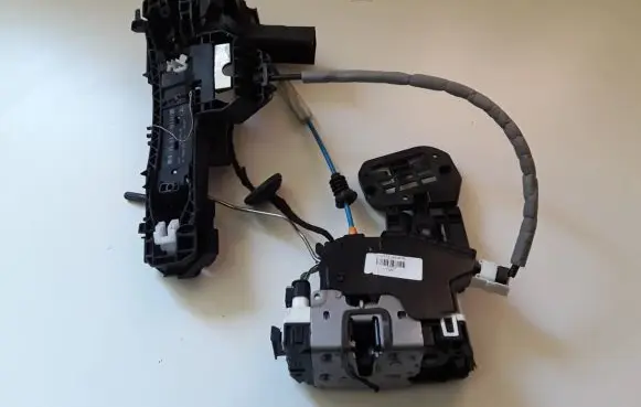 Mercedes-Benz CLA C117 X117 W117 Front door lock A1667200735