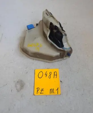 Volkswagen Golf V Rear door lock 832478238