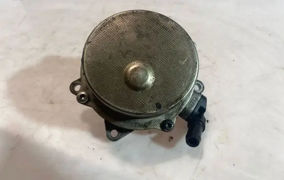 Audi A4 S4 B7 8E 8H Vacuum pump 057145100K