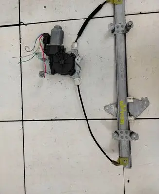 Nissan Note (E11) Front door window regulator with motor 