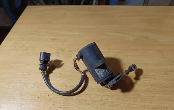 Volkswagen PASSAT B4 Accelerator pedal position sensor 0205001037