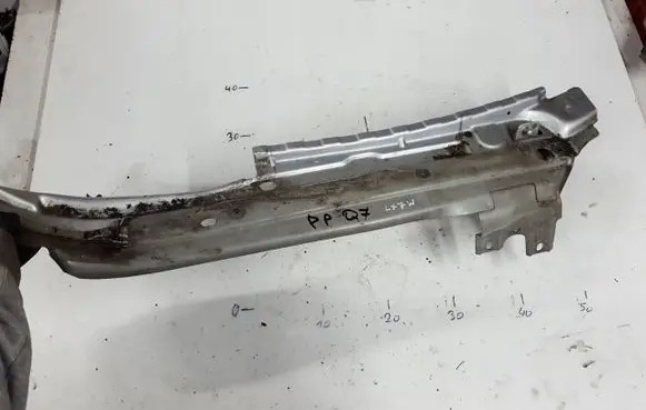 Audi Q7 4L Fender mounting bracket 4L0805176A