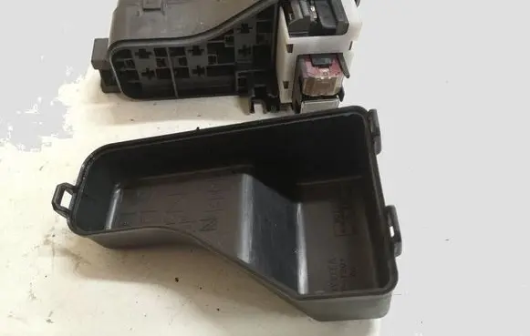 Toyota Avensis T250 Fuse module