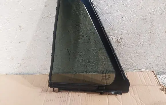 Rear vent window glass