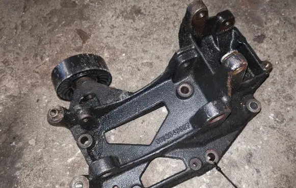 Citroen Xsara Picasso Generator/alternator bracket 9632543007