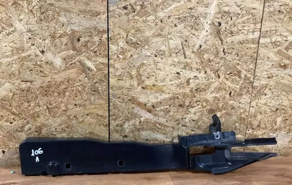 Ford Focus Fender mounting bracket 4M51A02477 D2L4A