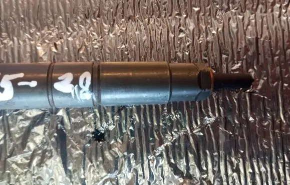 Volvo V70 Fuel injector 31303238