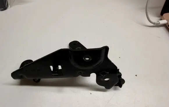 Chevrolet Camaro Intercooler pipe mounting bracket 93477800