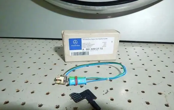 Mercedes-Benz Sprinter W906 Outside/exterior temperature sensor a0018302772