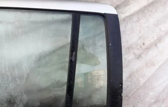 Rear vent window glass