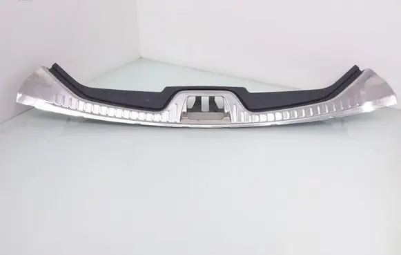 Trunk/boot sill cover protection