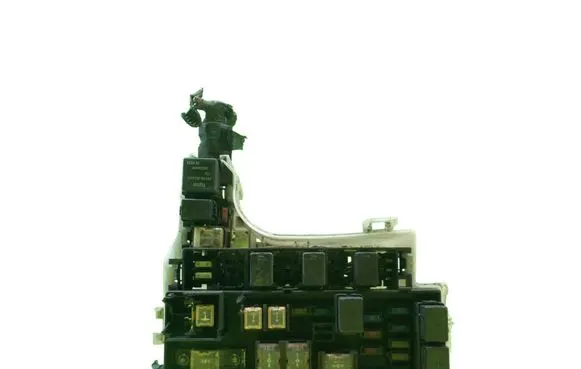 Subaru Impreza II Fuse box set 82241FE010 BEZPIECZNIKOW