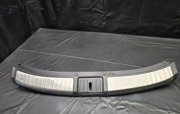 Trunk/boot sill cover protection
